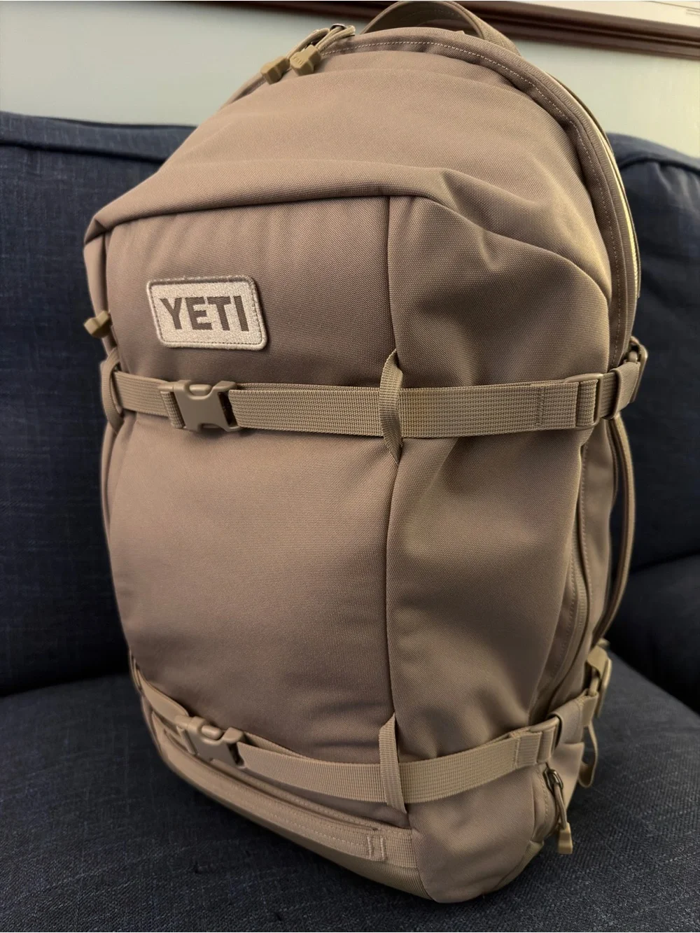 NWOT Yeti Men's Crossroads 27L Backpack with Strap Buckles